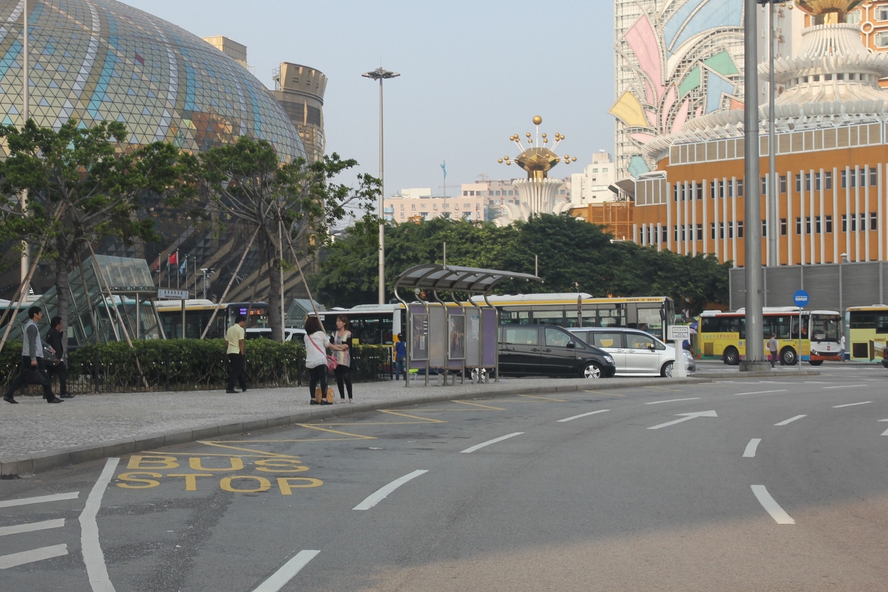 交通事務局於亞馬喇前地迴旋處側增設新巴士車道