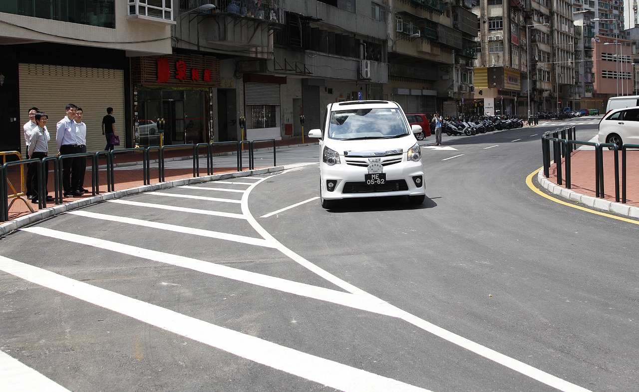 土地工務運輸與交通事務局人員視察開路現場