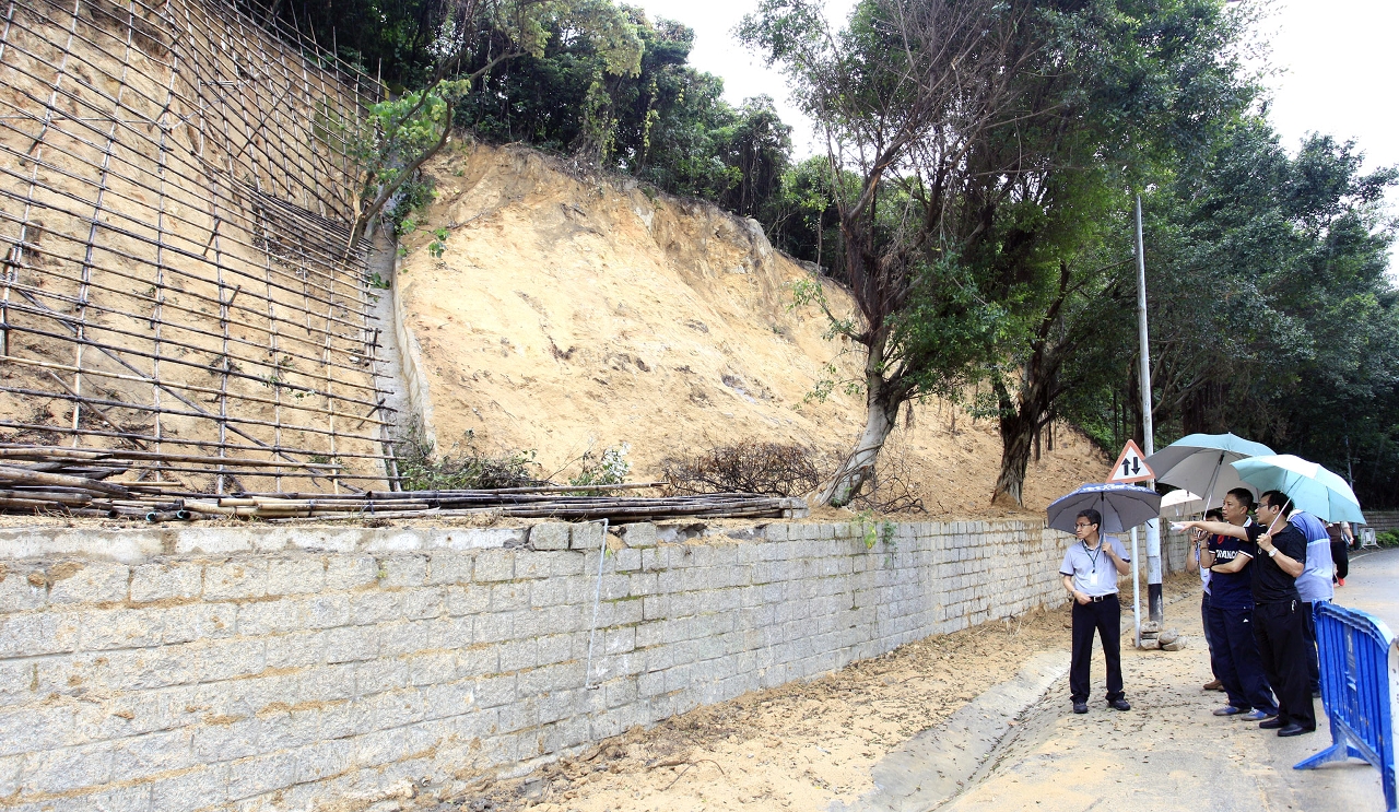 斜坡安全小組巡查氹仔雞頸馬路斜坡