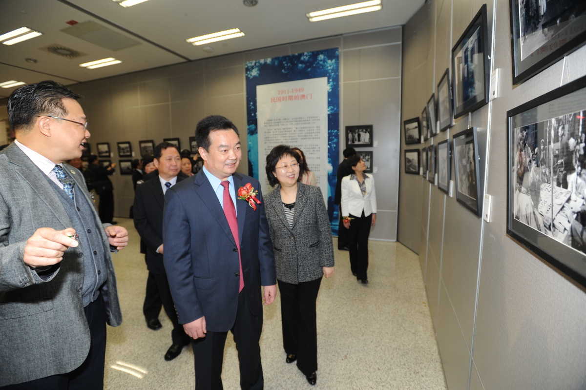 陳麗敏司長及王君正副省長參觀圖片展