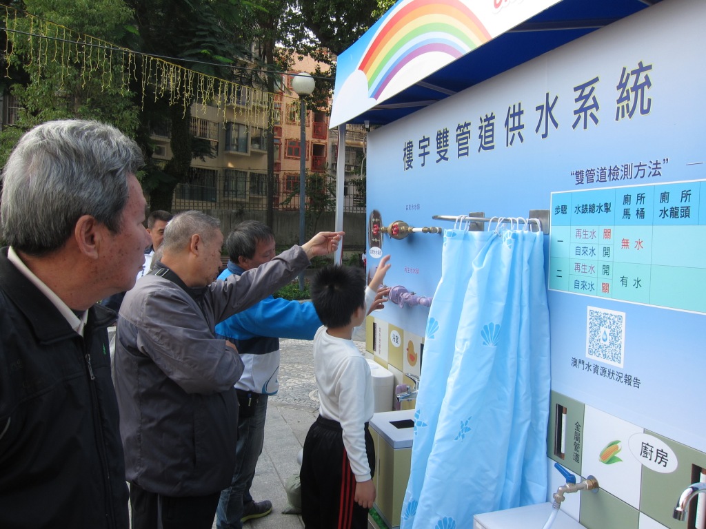專人講解樓宇雙管道供水系統