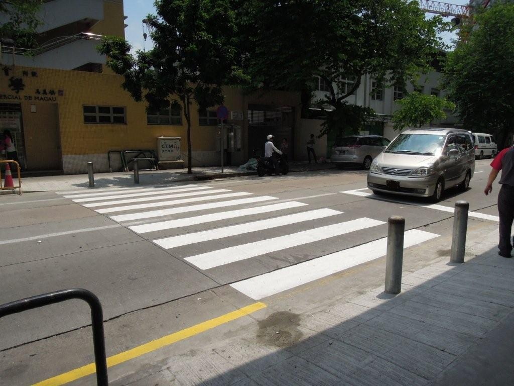 在青洲小學校門位置增設斑馬線提升學童過路安全