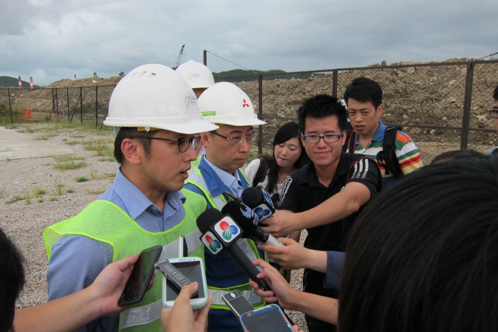 運建辦技術顧問周偉德向傳媒介紹輕軌建設情況