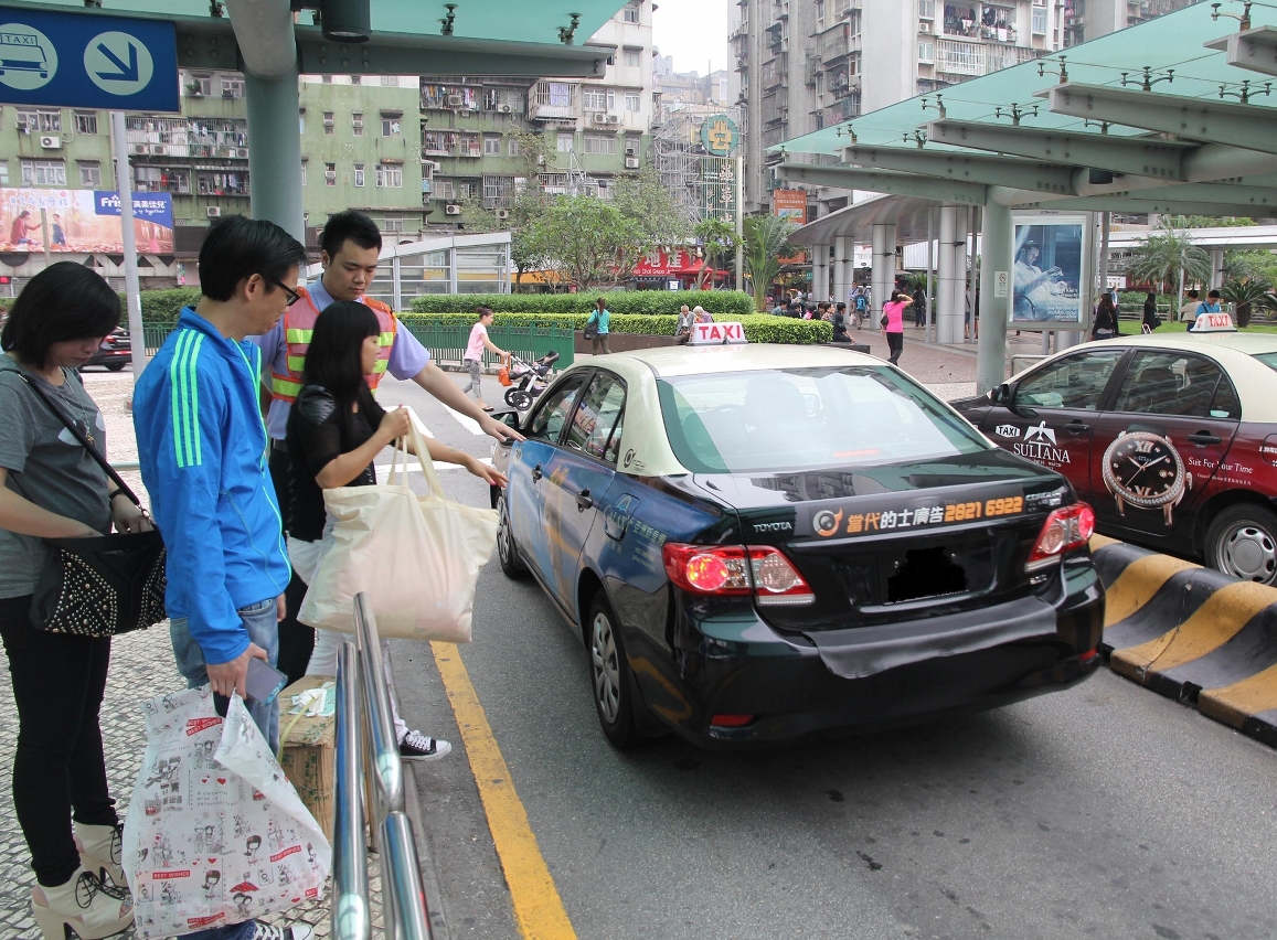 交通事務局加派人員於各口岸的士站協助維持乘客候車秩序