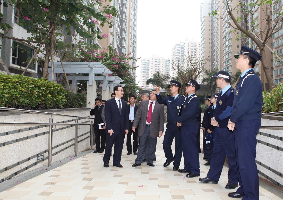 治安警與物管會巡視屋苑
