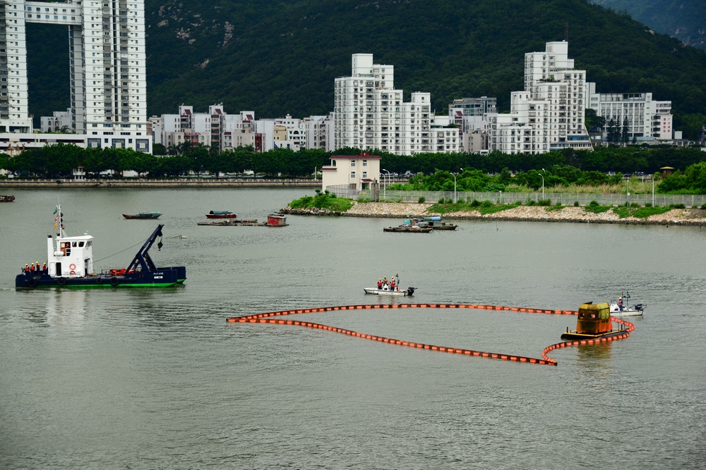 救援船隻在肇事船隻旁設置圍油欄防止油污擴散