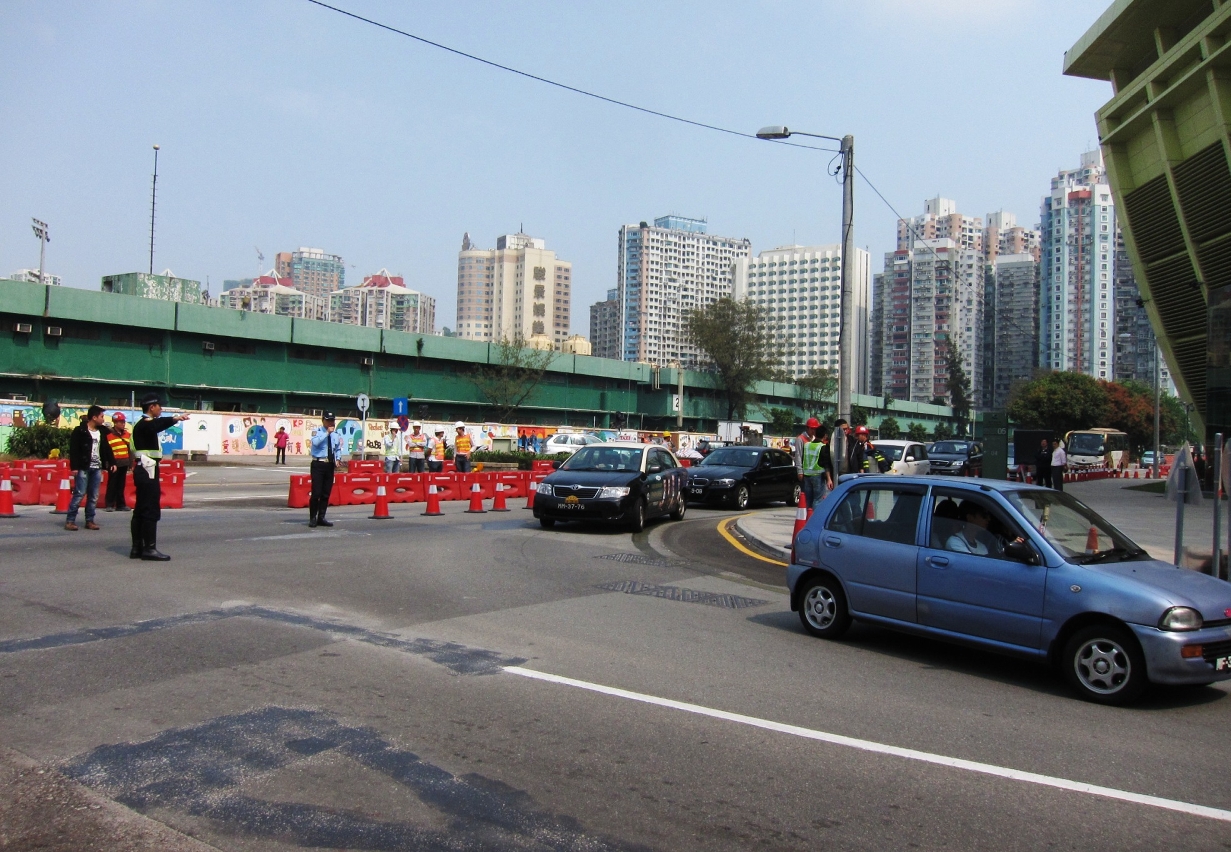 工作人員現場協調運動場道圍封及改道