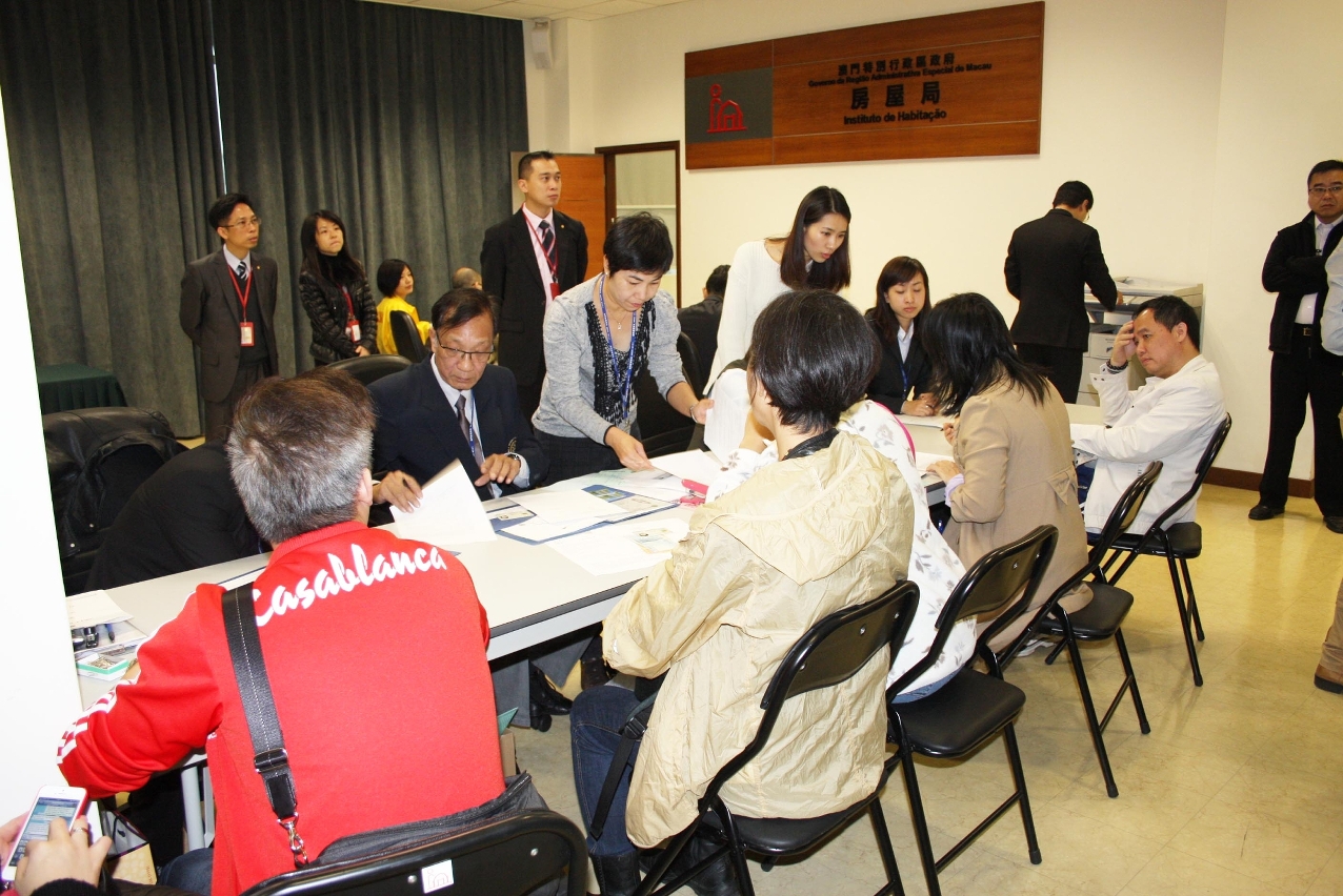 房屋局為湖畔大廈業主提供一站式的便民服務