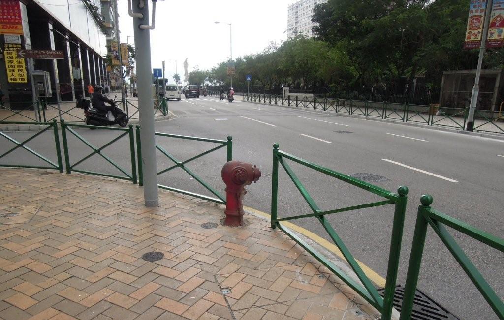 增設欄杆保障行人過路安全