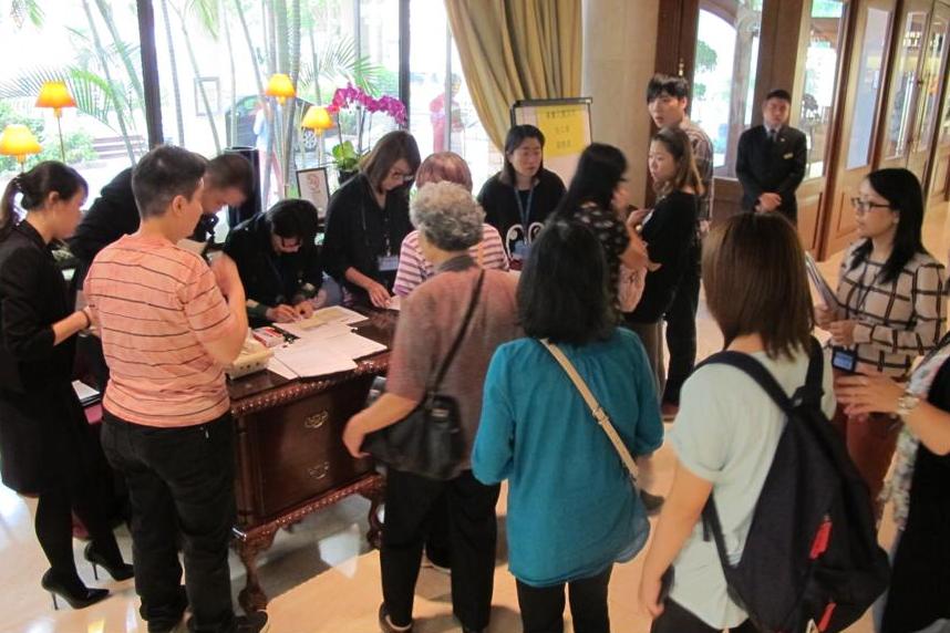 善豐住戶有序地辦理登記手續