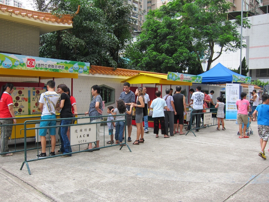 各再生水攤位遊戲吸引市民一家大小共同參與