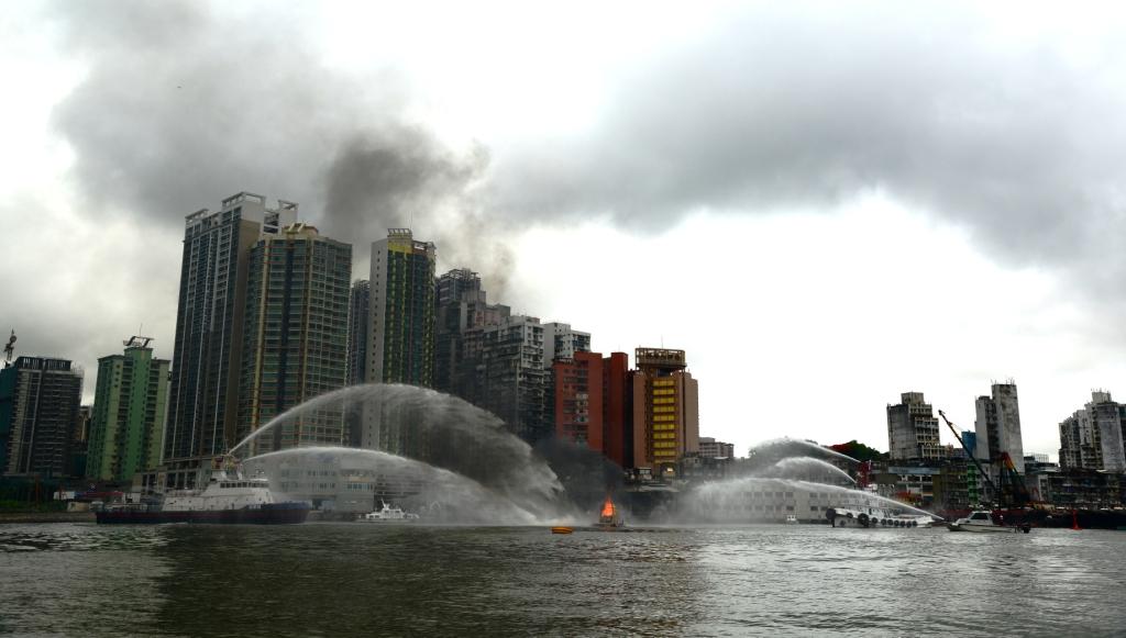 港務局與珠海海事局救援船合力灌救模擬起火的船隻