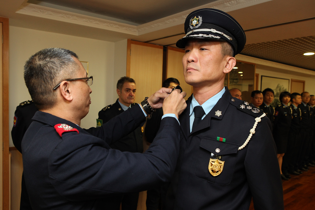 李小平局長為謝偉警務總長戴上肩章