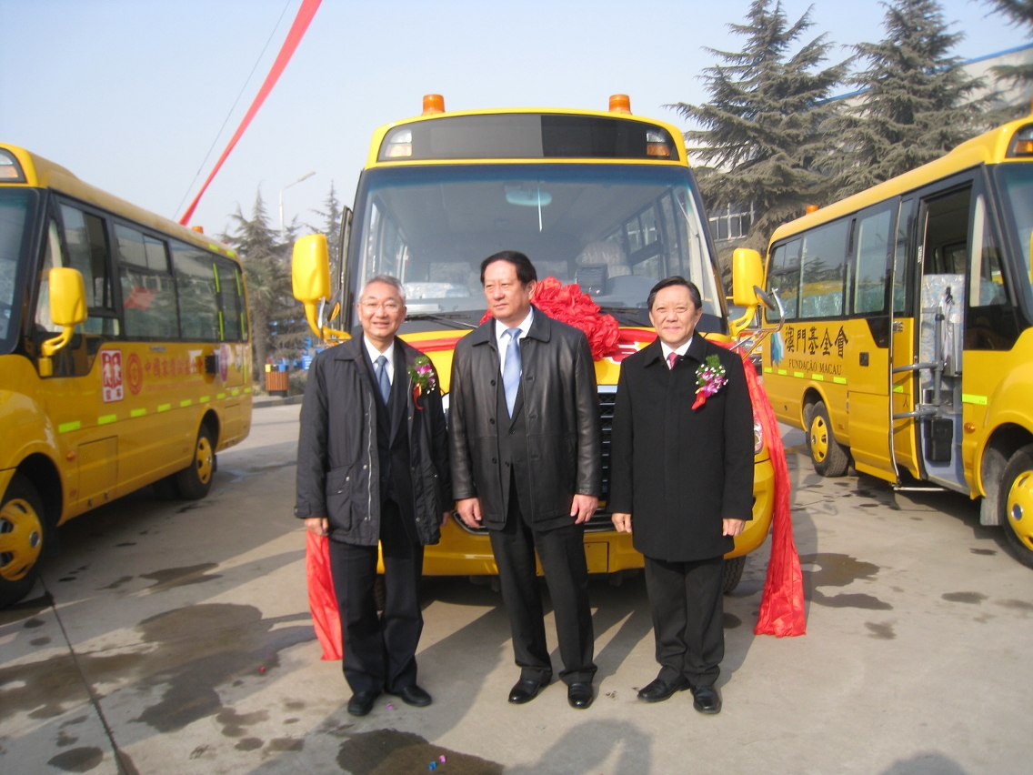 澳門基金會行政委員會副主席林金城、委員黎振強與中國宋慶齡基金會常務副主席常榮軍在安全校車前合照