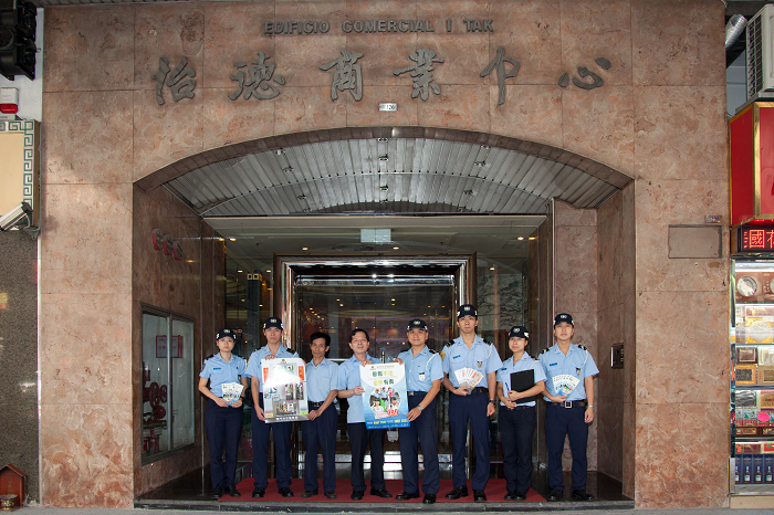 治安警到商業大廈宣傳防盜