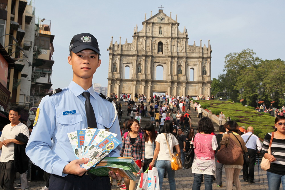 安警到旅遊區派發單張宣防扒
