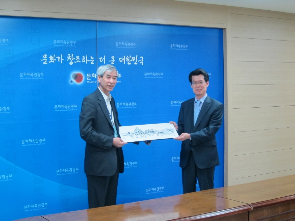 委員會副主席梁慶庭向韓國文化體育觀光部文化產業政策科金局長致送本澳文創紀念品