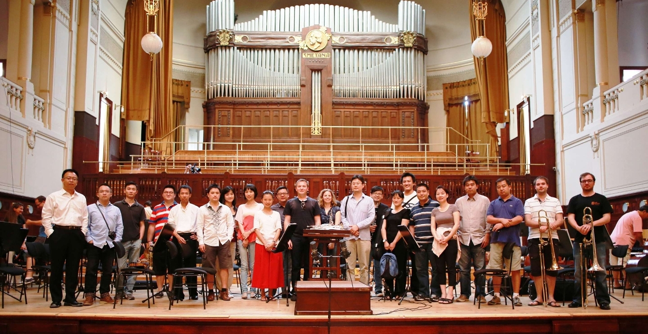 澳門樂團代表在布拉格斯美塔那音樂廳演出前留影