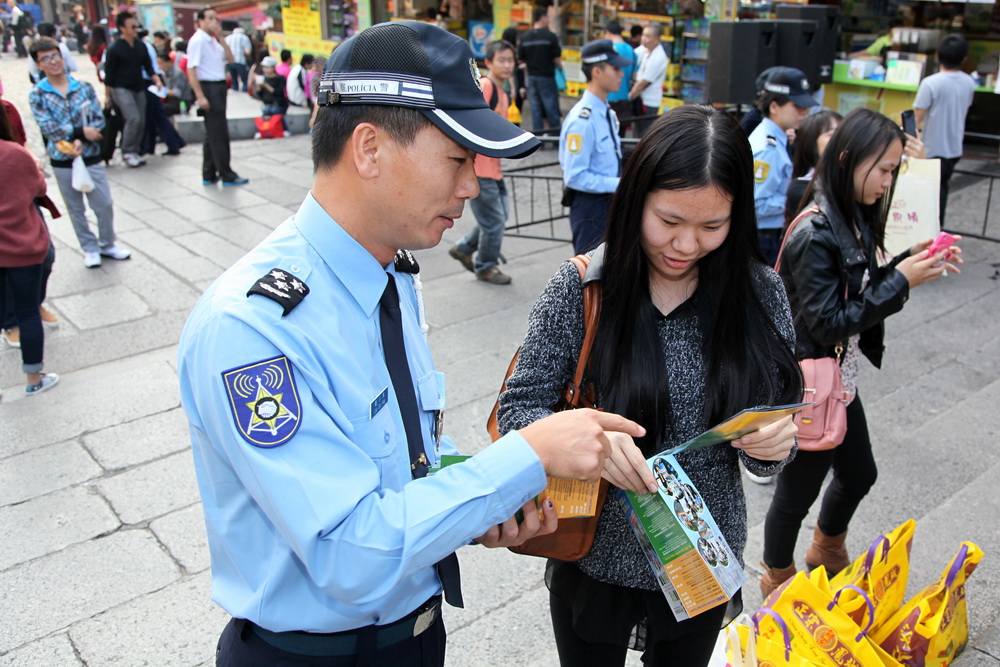 治安警宣傳隊向旅客講解防扒要領