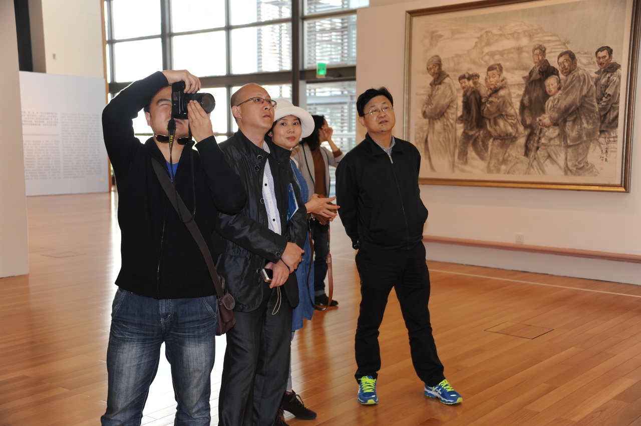 参觀畫展
