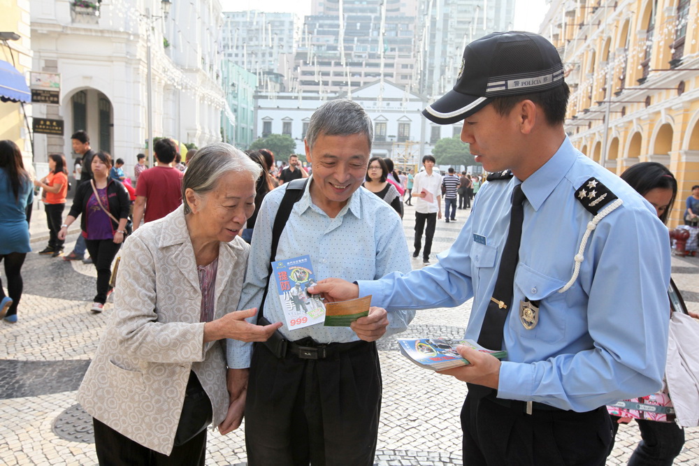 警方到旅遊區進行防扒宣傳