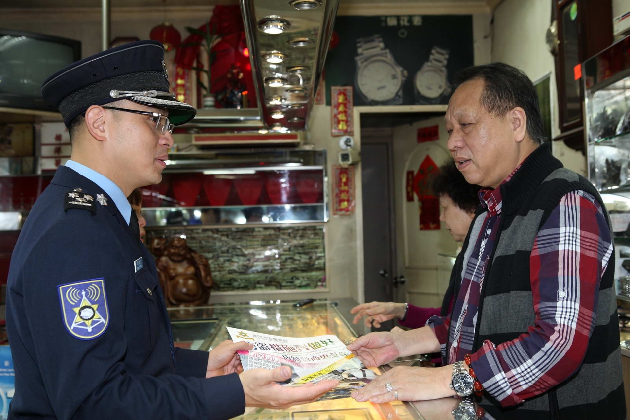 治安警向鐘錶店東主提醒商舖防盜