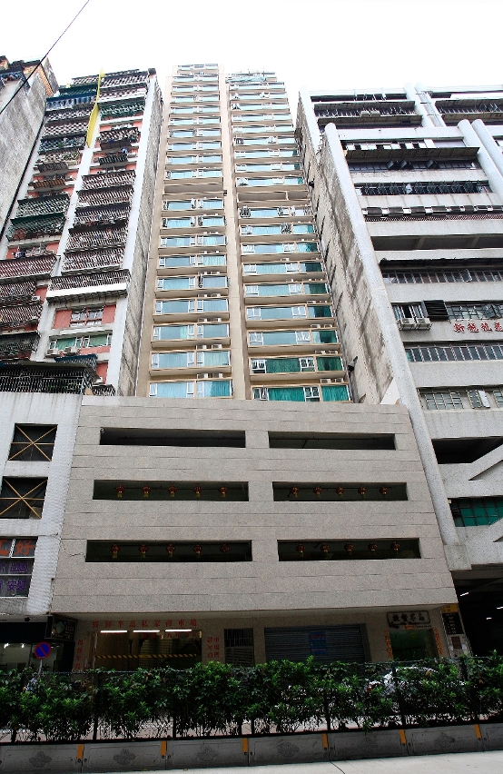 位於提督馬路的提督半島大廈內部有大量非法工程