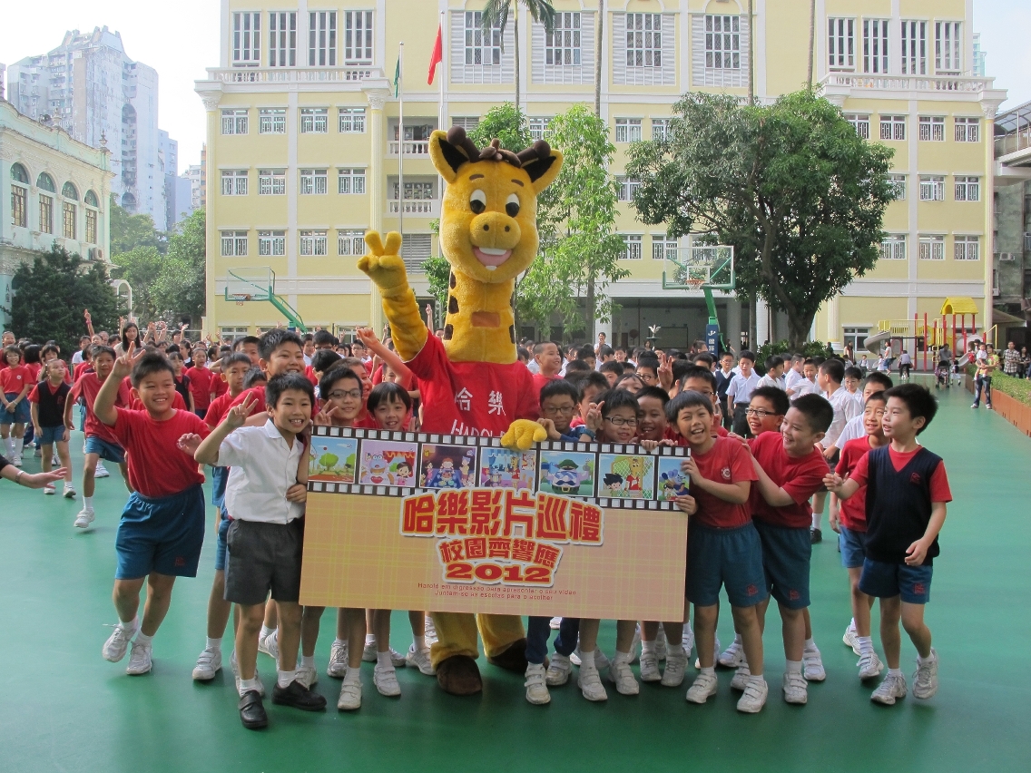 禁毒宣傳大使“哈樂”深受學生歡迎