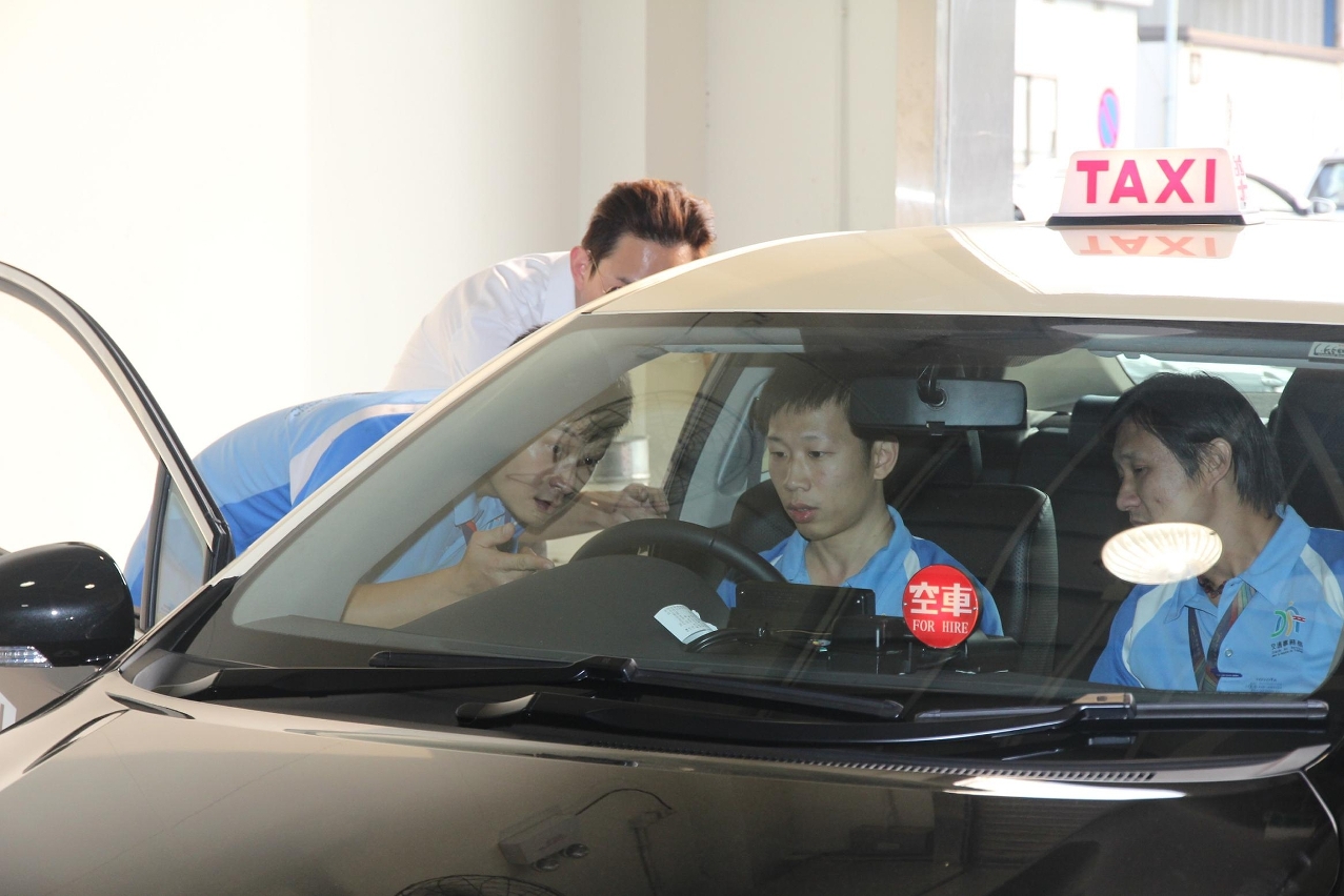 汽車檢驗中心人員根據新的標準對新的士進行檢驗