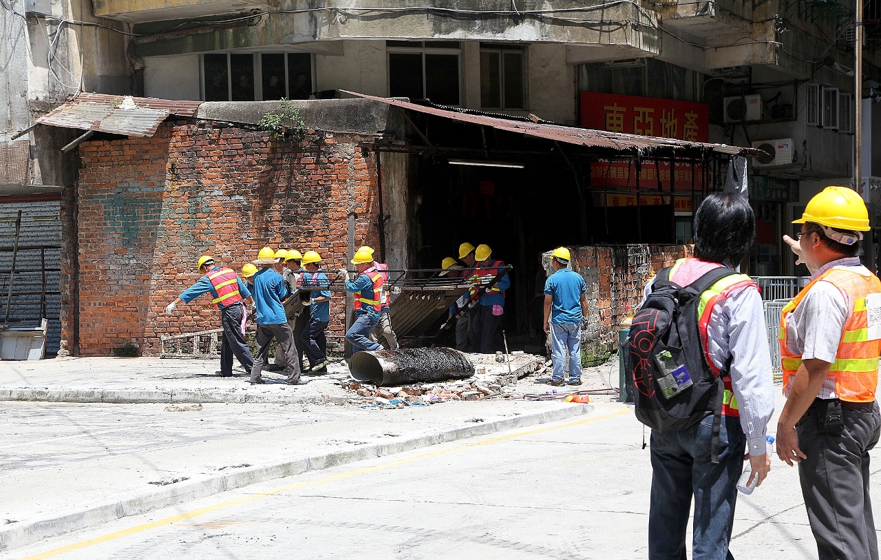 政府採取跨部門聯合行動，收回位於沙梨頭海邊大馬路的霸地；