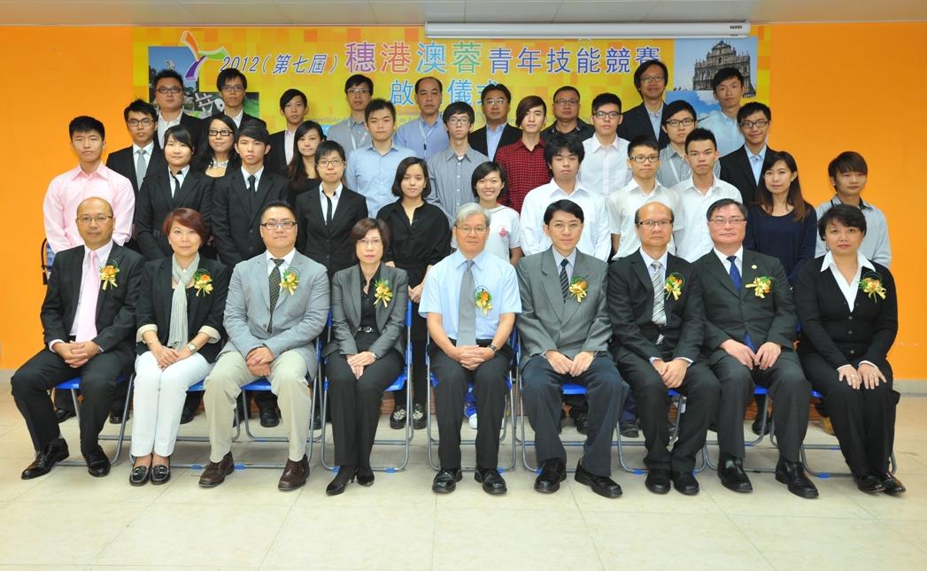 勞工事務局局長與嘉賓及澳門代表團成員合照