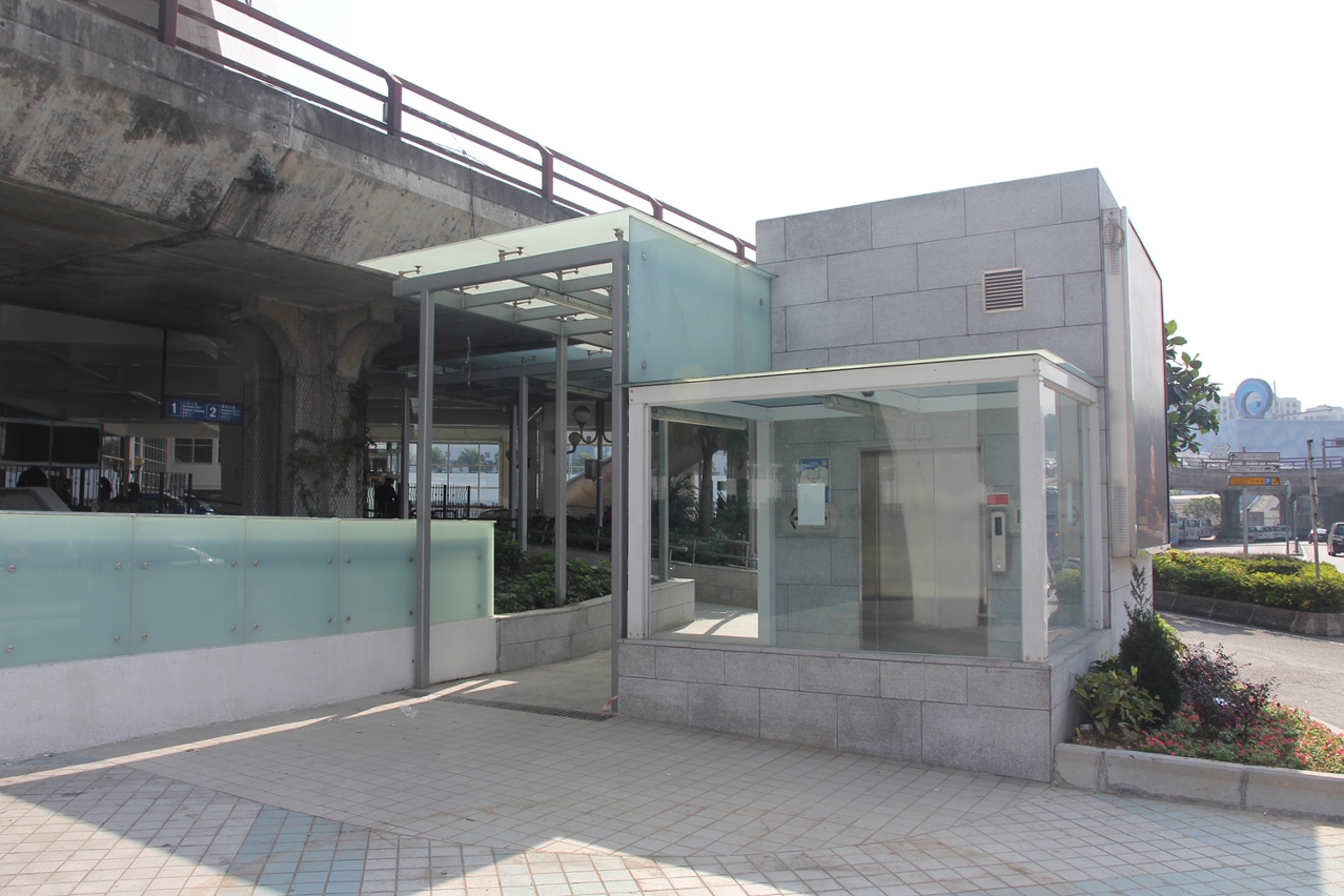 外港碼頭對出的栢樂停車場近年亦增設升降機方便有需要人士使用