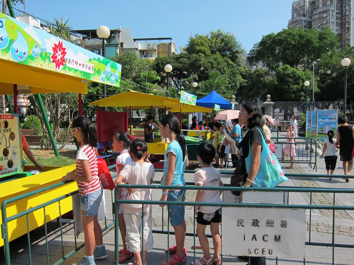 家長陪同小孩積極參與攤位遊戲