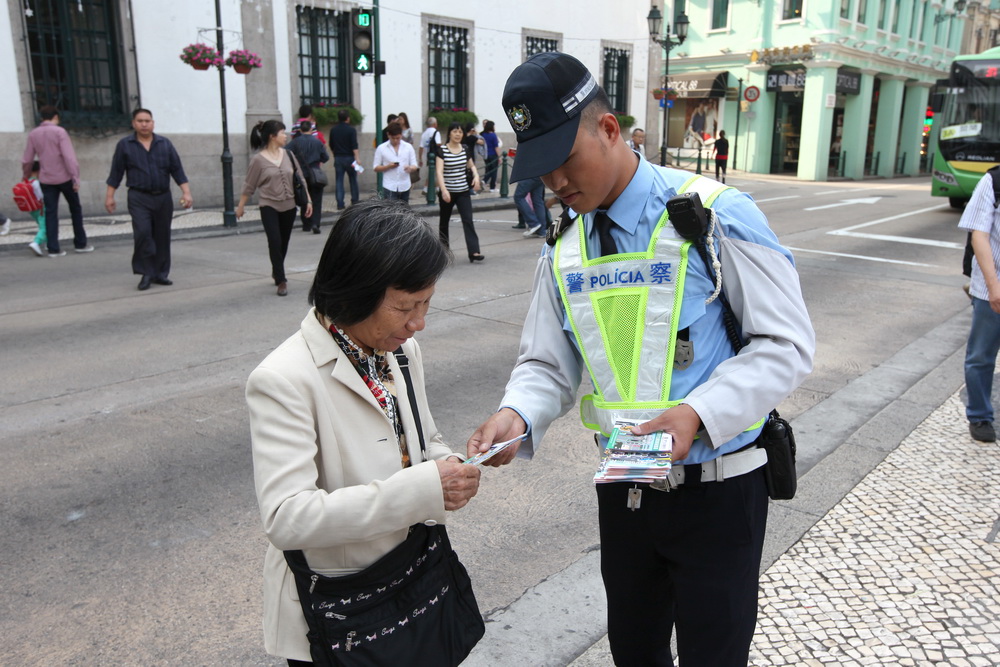 警員提醒市民旅客注意交通安全