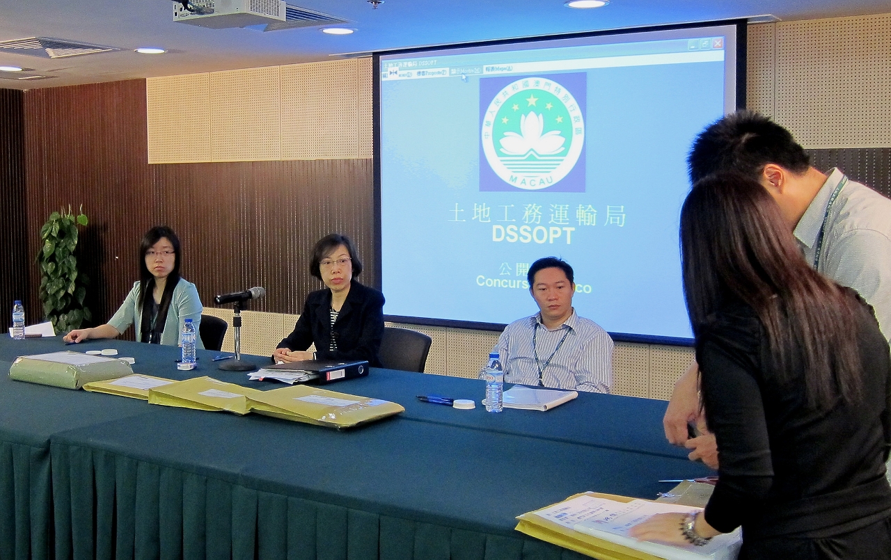 馬交石炮台馬路33號大樓機電系統維修保養服務（2013年1月至2013年12月）公開開標。