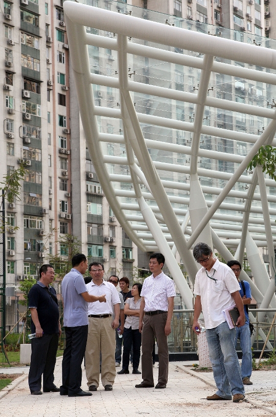 劉振滄到中央公園現場實地視察，責成承建商施工必須保質保量。