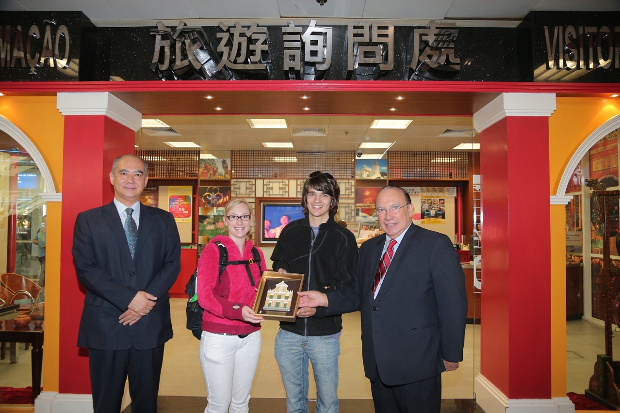 旅遊局領導與幸運旅客合照
