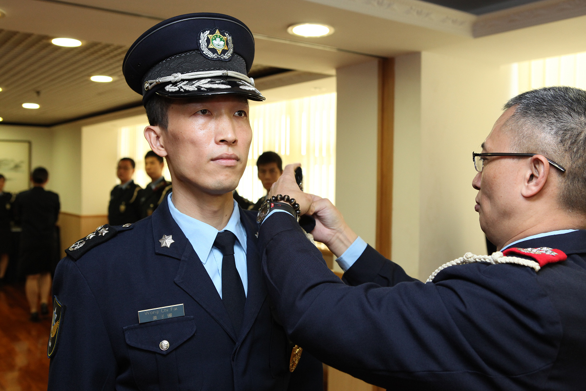 李小平局長為黃子暉警務總長戴上肩章