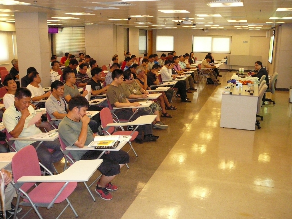 勞工局代表介紹「流動式臨時防墮繫穩裝置」課程及推廣計劃