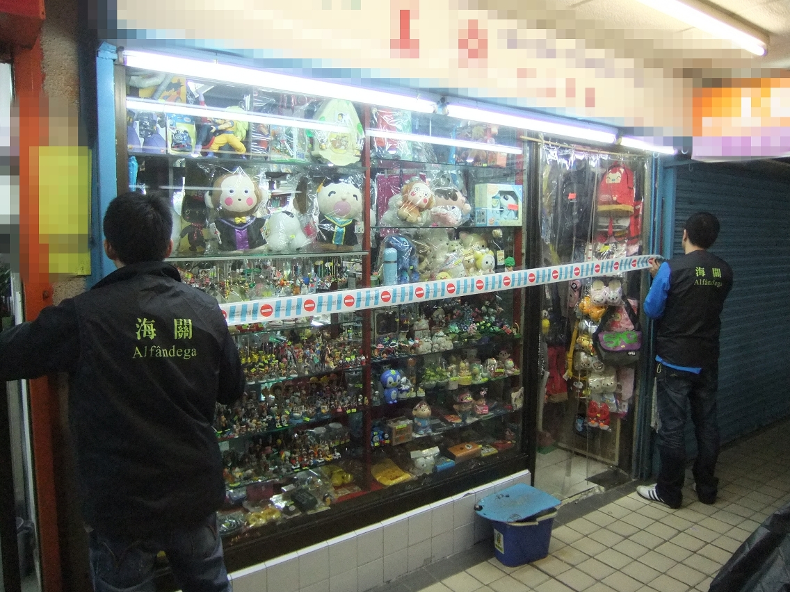 海關查封精品店案相片二：海關查封涉滲假貨售賣的精品店