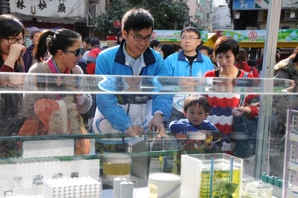 小組人員向市民講解再生水生產過程