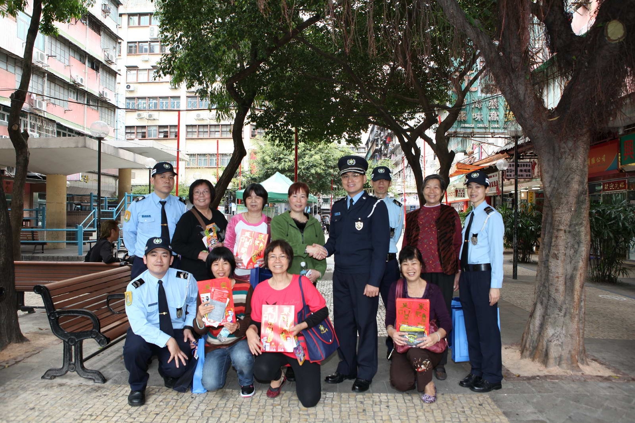 治安警與馬黑祐坊會聯宣歲晚防盜
