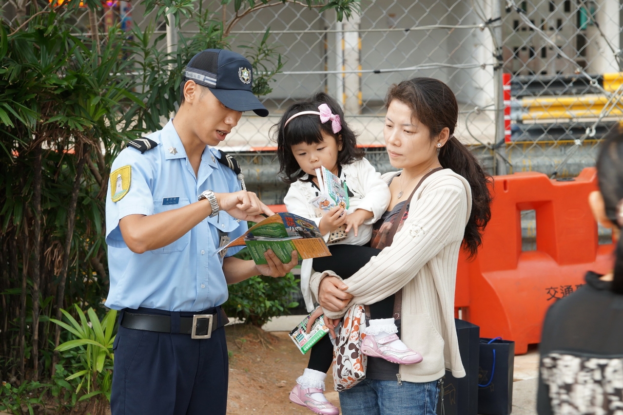 宣傳隊向市民旅客講解防盜要點
