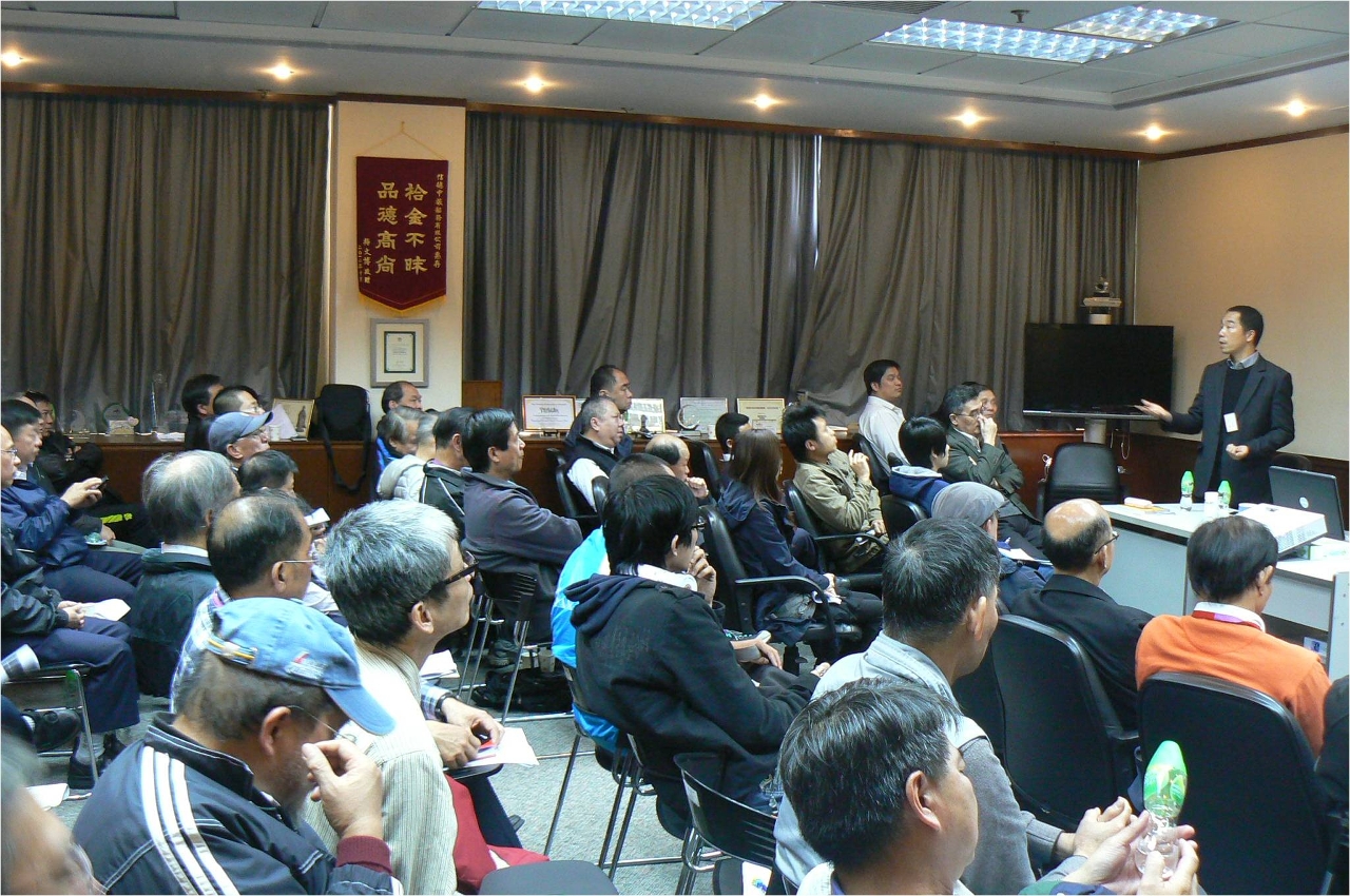 港務局處長劉偉川向船員講解有關澳門航道的安全規定