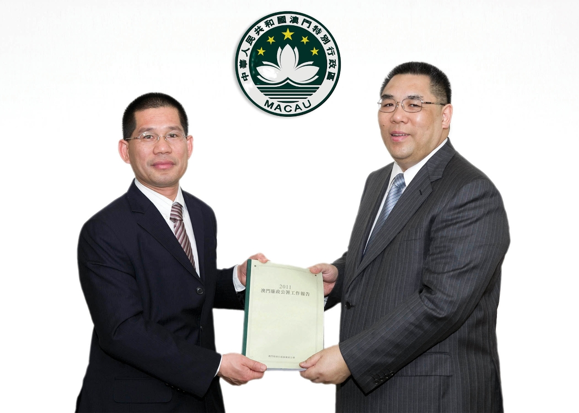 廉政專員馮文莊向行政長官崔世安提交2011廉政公署工作報告