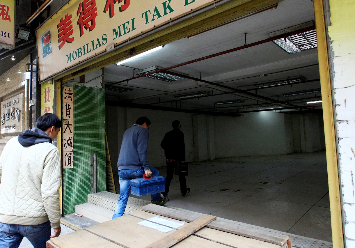 政府人員進入地舖進行加固及檢測等工作