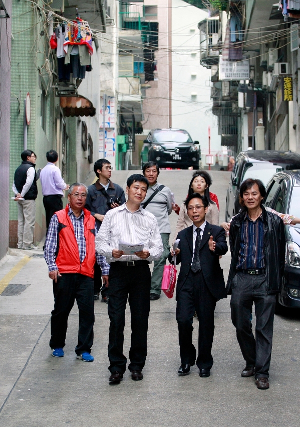 政府代表在愕街了解居民對步行系統的意見