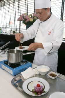 澳門廚師精心烹飪