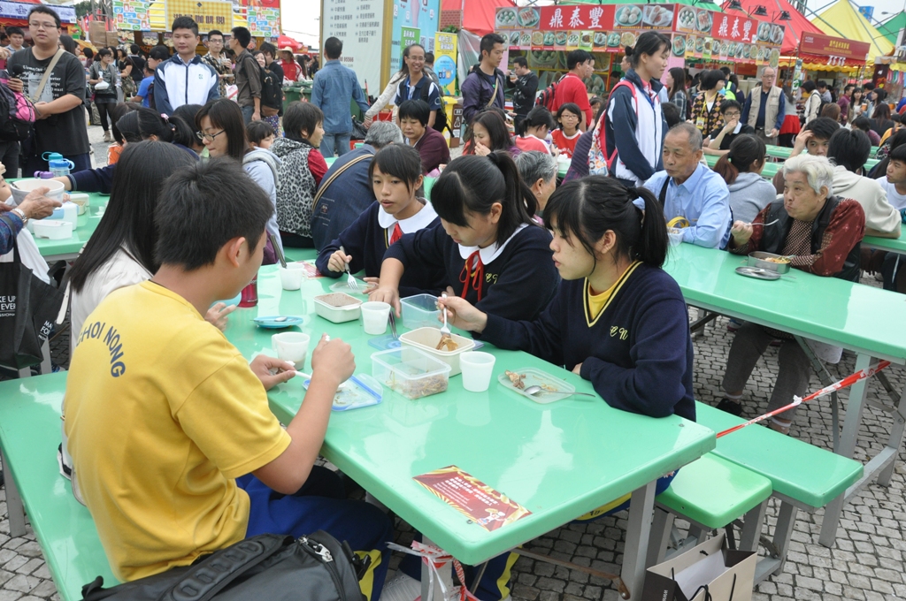 學生們自備餐盒及餐具，身體力行實踐環保行為