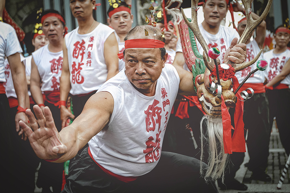 澳門鮮魚行總會 “舞醉龍”表演，展示出色功架